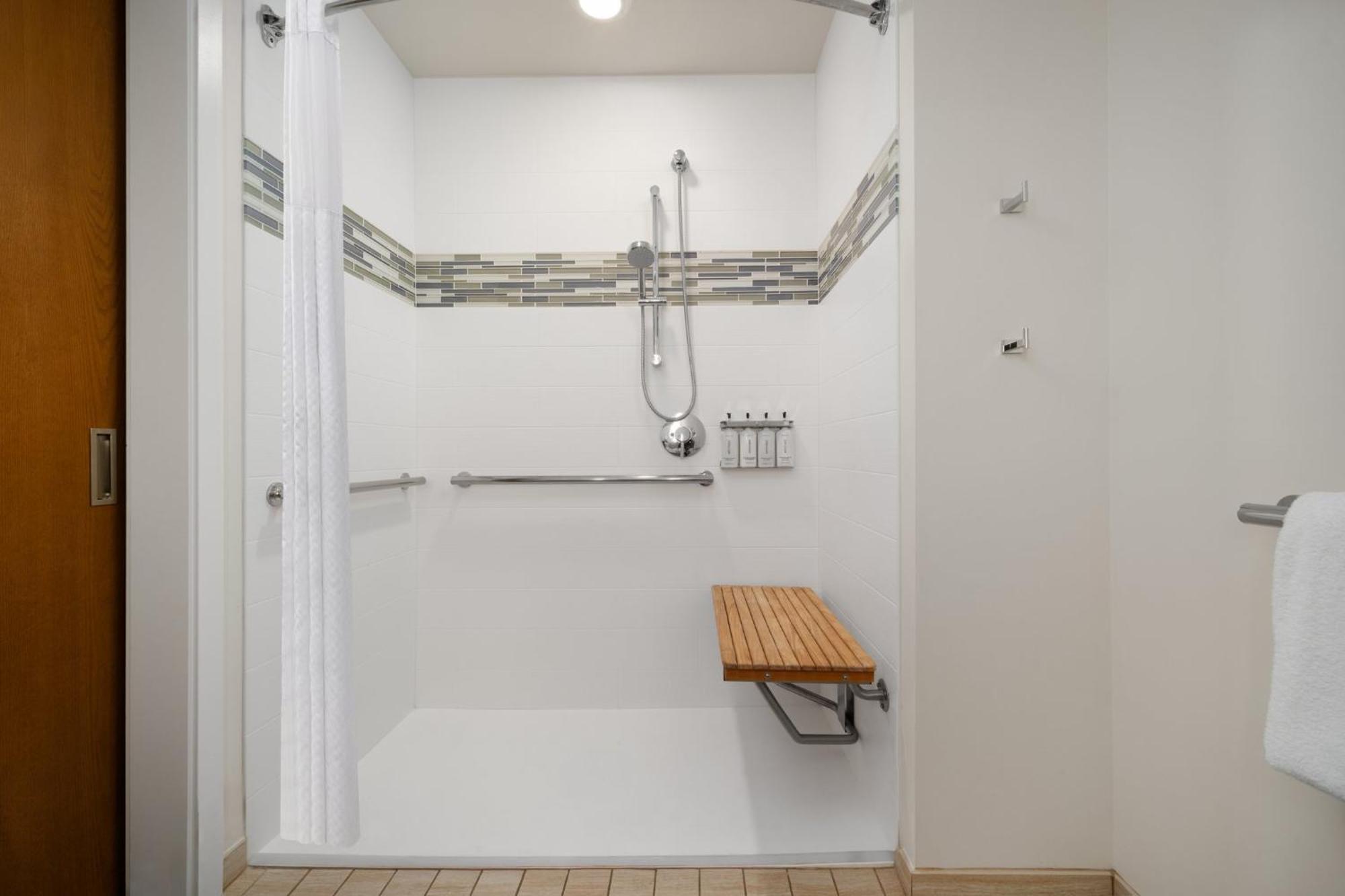 Standard Queen Room with Two Queen Beds and Roll-In Shower - Mobility Access,1758461741:JPEG