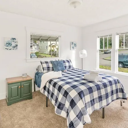 Beautiful Home, Central Location, Close To Beach-2