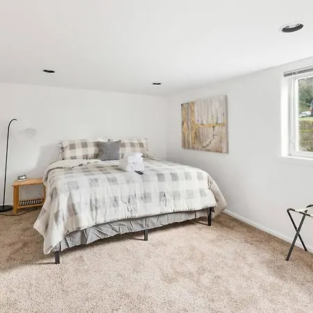 Beautiful Home, Central Location, Close To Beach-3
